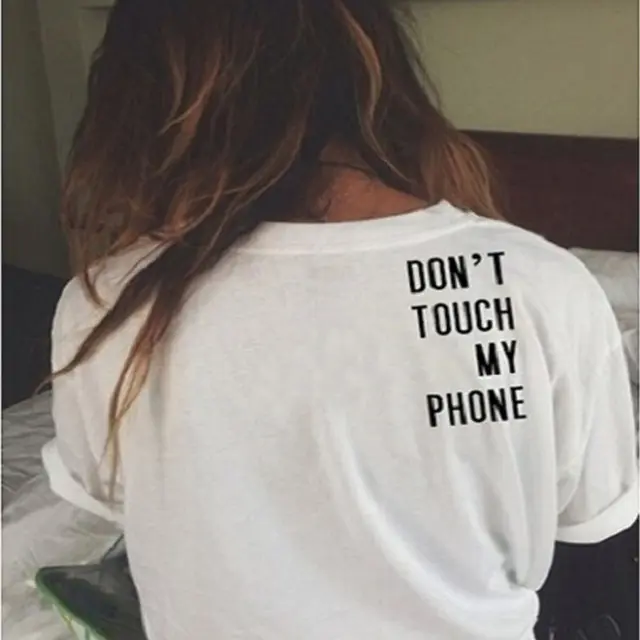 camiseta blanca con letras negras mujer