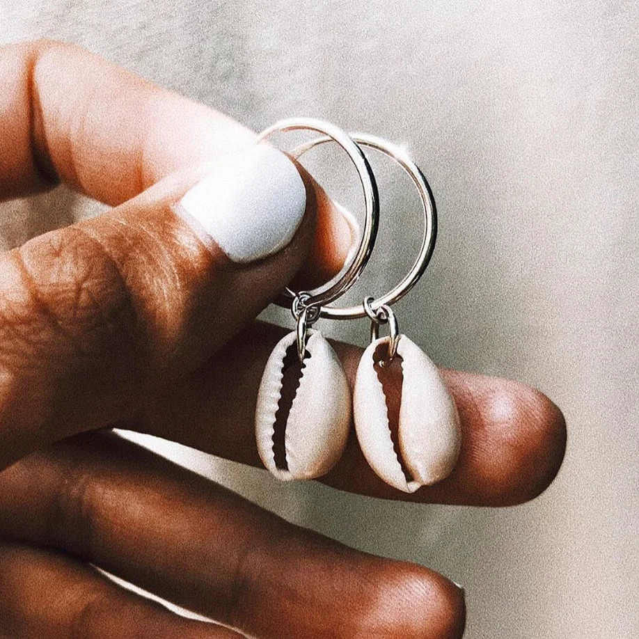 

2019 New Fashion Minimalist Shell Hoop Earrings for Women 2cm Gold Silver Color Small Hoop Earrings With Natural Shell Charm