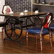 Стулья ретро и столы делают старый барный стол и стул. Гостиничный стол и стул