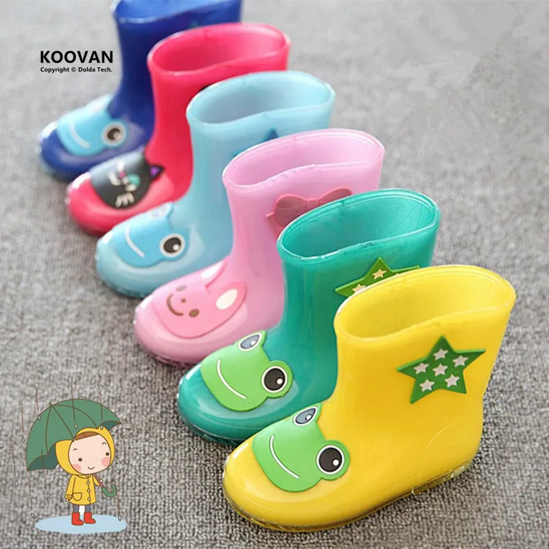 comprar Koovan Crianças Botas de Chuva 2017 Novo Rainning Quentes Rainboots de Borracha Das Meninas Dos Meninos Dos Desenhos Animados das Crianças do Bebê Sapatos Criança Crianças Barcos