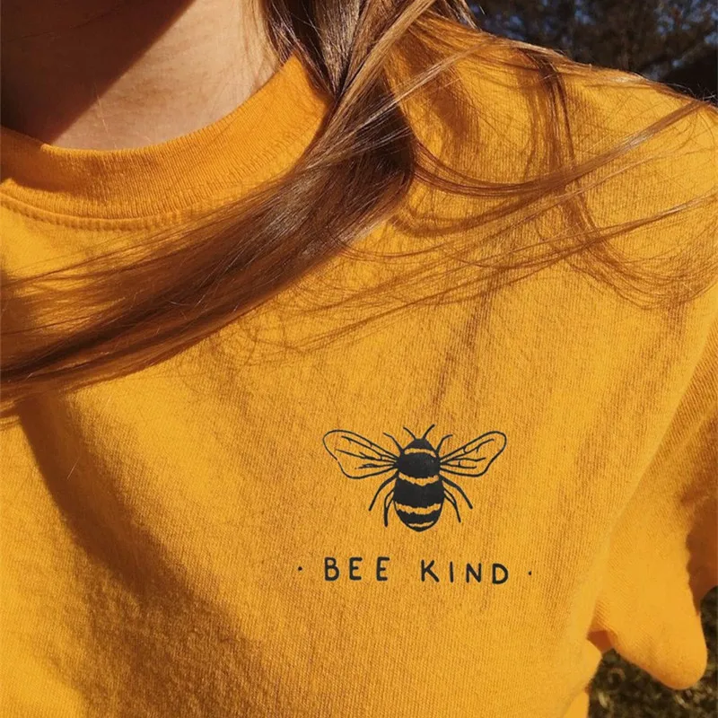 

Bee Kind Pocket Graphic Tees Women Hug More Bees Slogan T-shirt Girl Tumblr Streetwear Tshirt Aesthetic Cotton Tops Dropshipping