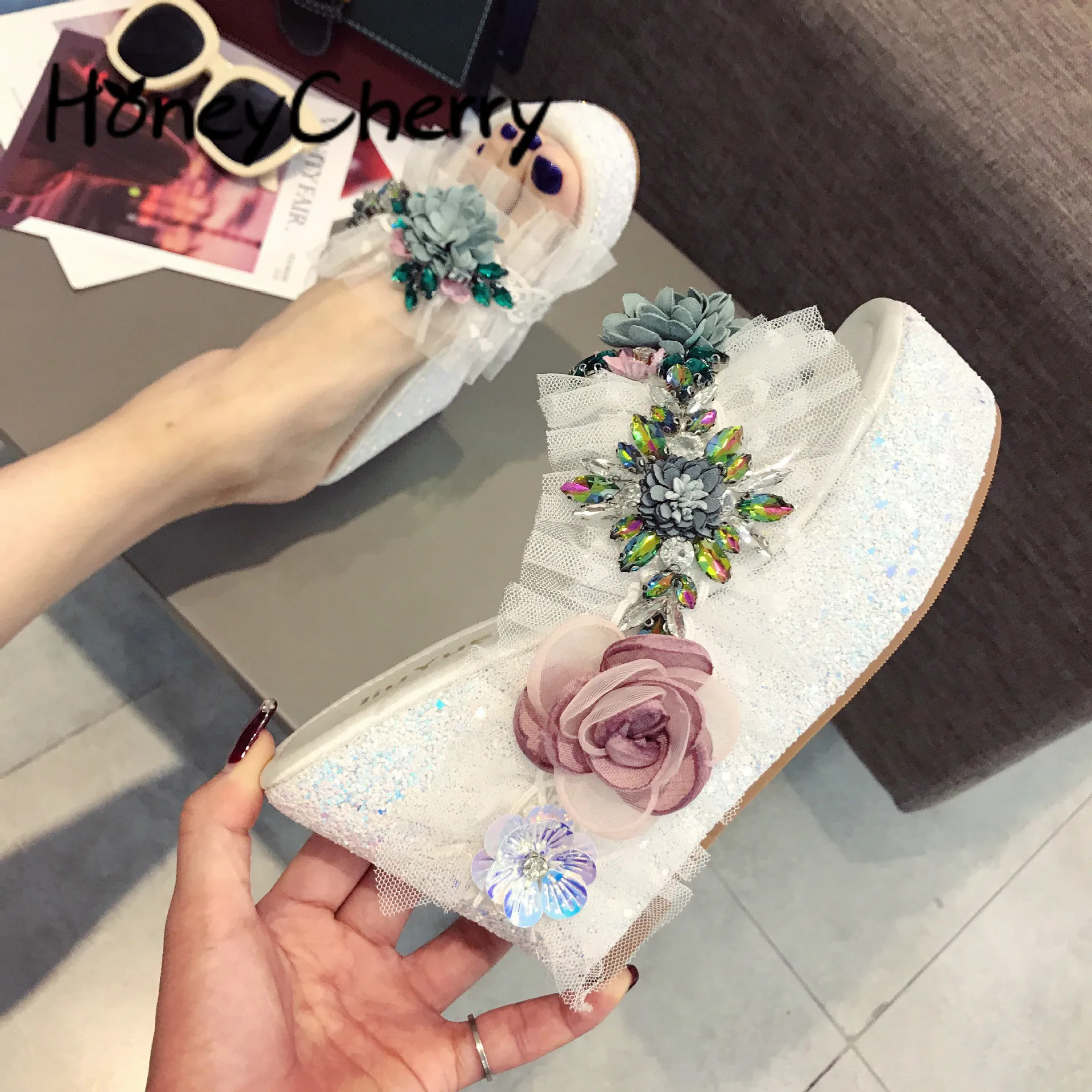 

2019 Summer New Thick Bottom Wedge Three-dimensional Beautiful Sandals And Slippers Wild Flowers Rhinestone Beach Shoes Sandals