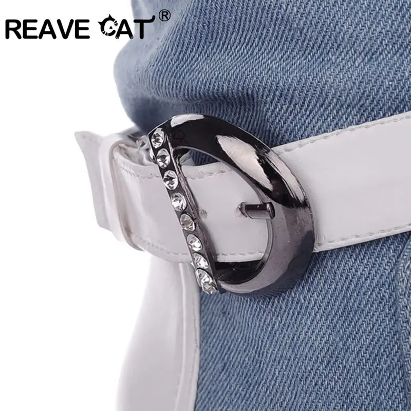 REAVE CAT/зимняя женская обувь из джинсовой ткани; осенние сапоги; сапоги до колена с острым носком и пряжкой; Модная Повседневная Теплая обувь черного цвета