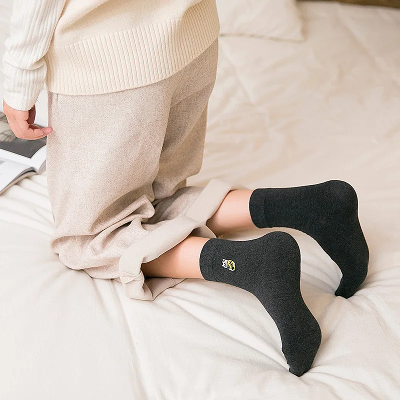 Women Cotton Socks 2018 Autumn Winter Fashion New Embroidered Cartoon Animal Mid Tube Ladies College Style Short Sock J102