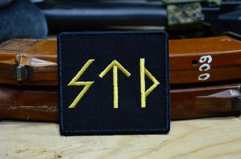 руны на шевронах бойцов российского спецназа. руны стд патч. нашивка на одежду на липучке "быть воином" 7,8х4,8 см. нашивка валькнут. патч, нашивка, шеврон руны std.