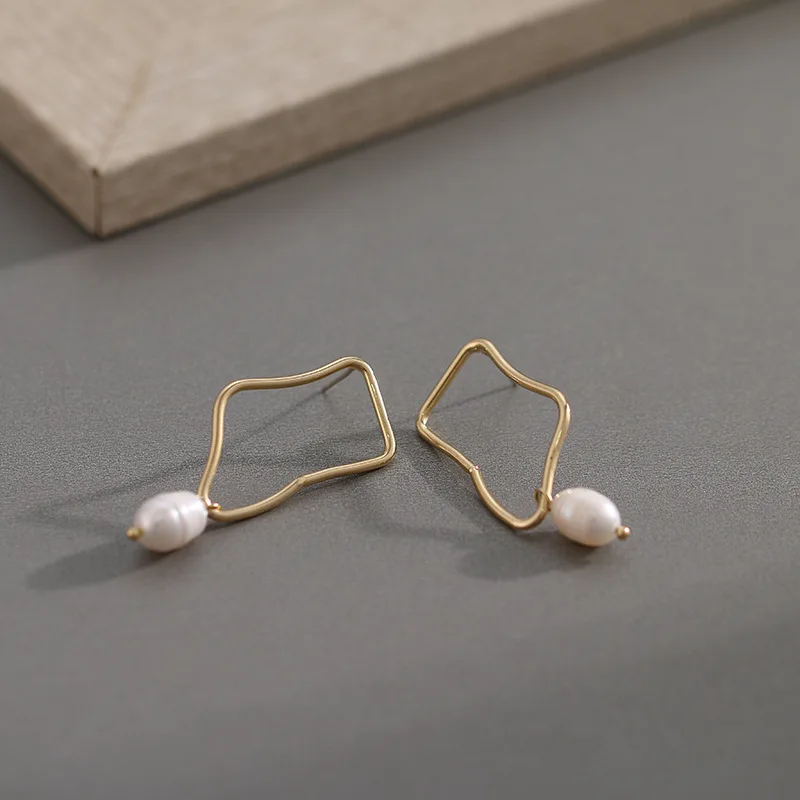 

14KGF Simple Gold Matte Metal Geometric Irregular Circle Natural 100% Freshwater Pearl Pearl Stud Earrings for Women