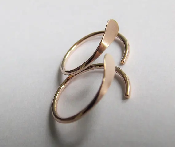 

PINJEAS Open Hoop Earring Handmade Hammered Circle Rose / Boucles d'oreilles Modern Minimalist Jewels
