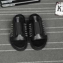 Римские мужские сандалии с заклепками; модные итальянские кожаные мужские сандалии в стиле дерби; черные повседневные дизайнерские шлепанцы на плоской подошве