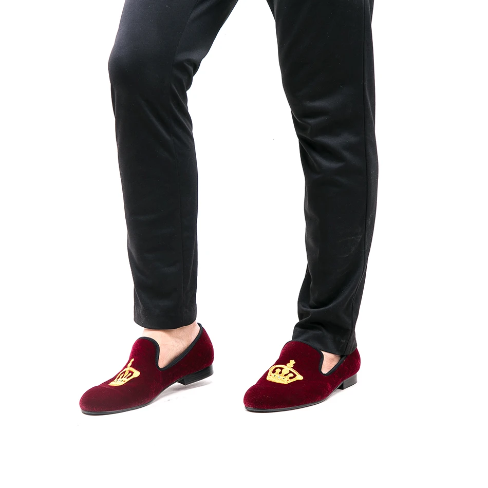 Мужская бархатная обувь с вышитой Золотой короной; модные мужские тапочки для курения; мужские свадебные и вечерние лоферы; US4-17;