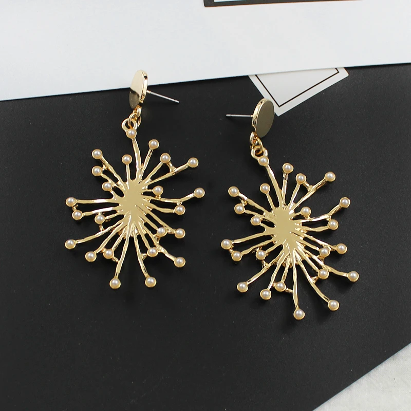

Exaggerated Popular Snowflake Pendant Earrings European and American Personality Tentacles Pearl Earrings Ladies Elegant Jewelry