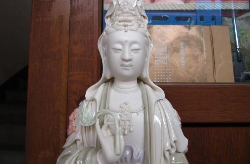 

17"Chinese White porcelain painted Bodhisattva Kwan-Yin Guan Yin Buddha Statue
