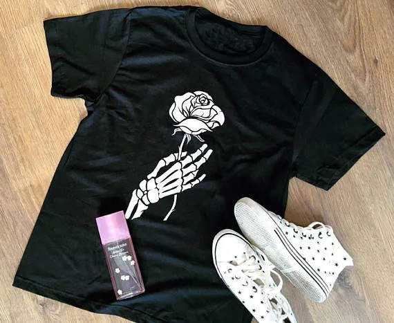 

Unisex Summer O-Neck Girl Tee Skeleton Hand and Rose T-Shirt Skeleton Harajuku Tops Girl 90s Slogan Grunge Tee Flowers Outfits