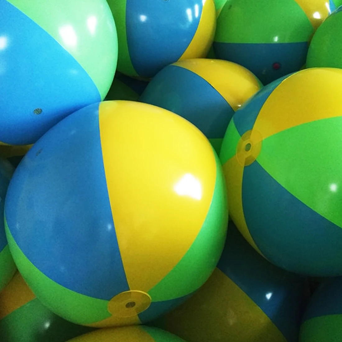

75cm Inflatable Beach Ball Water Spray Pool Party Ball Outdoor Toys For Children - Yellow + Blue + Green