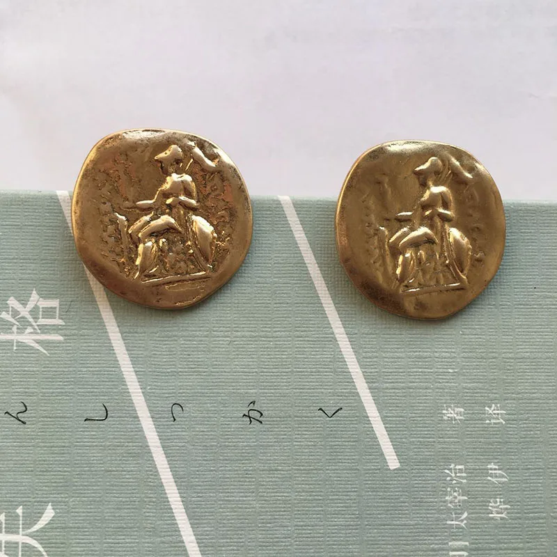 

Chic Fashion Gold Emboss Roman Soldier Disc Stud Earrings for Women New Geometric Round Vintage Earrings Girl Gifts Accessories