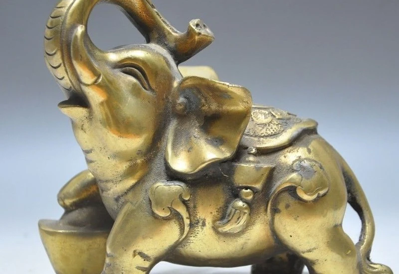 

China fengshui bronze copper elephant beast Bullions Ingot yuanbao statue
