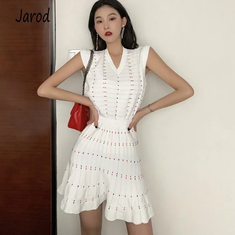 

2019 Summer Women V Neck Sleeveless Vest Knitted Tops + Elastic waist Mini Skirts 2 pieces Skirt sets White Sweater Suits