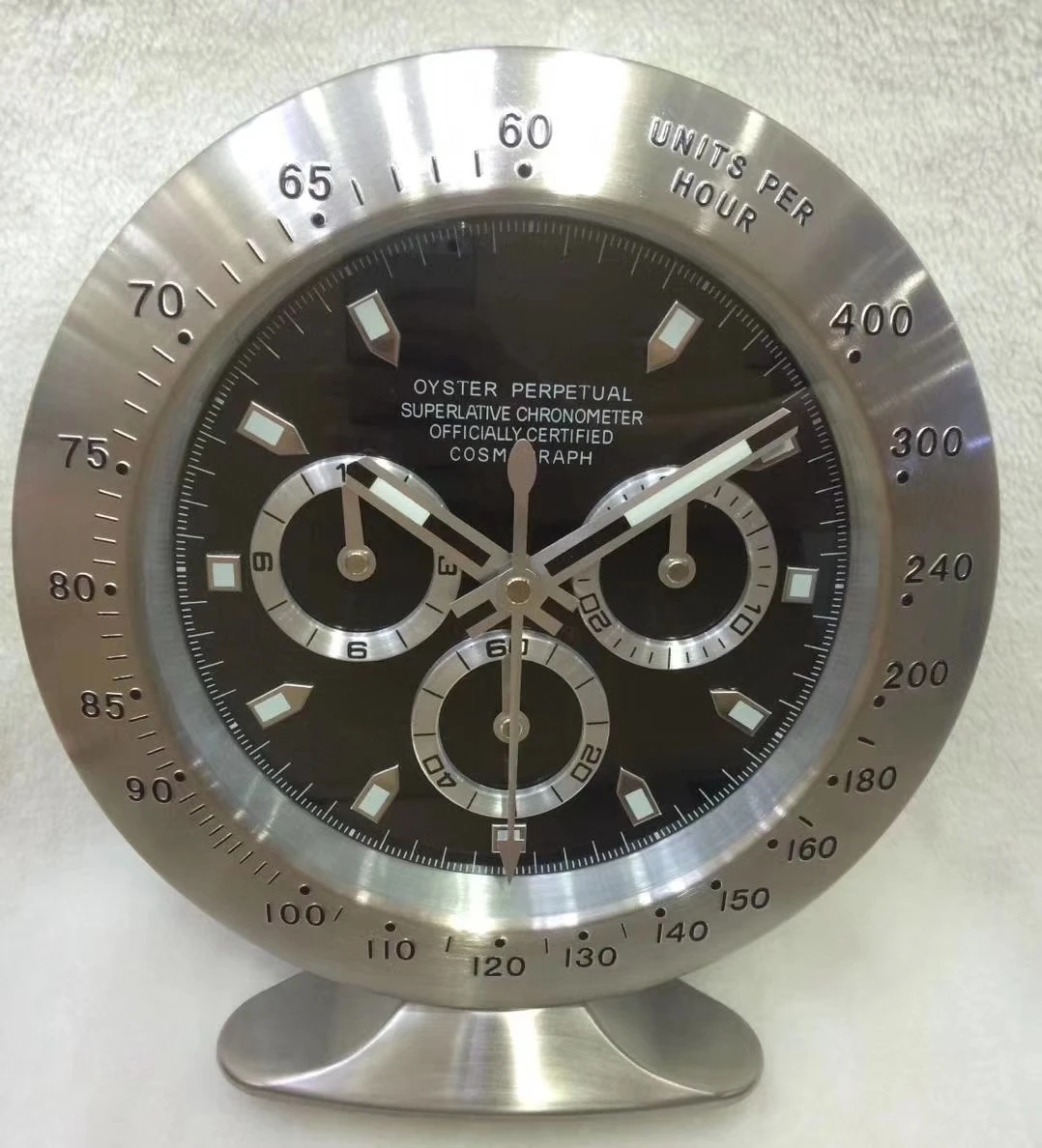 Позолоченный металл часы форма настольные настенные часы со светящимися особенности с бесшумным механизмом дизайнерские часы на стене с логотипом