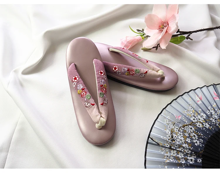 Женские Летние вьетнамки на низком каблуке; красивые шлепанцы с вышивкой; классические японские гэта; обувь для косплея; Кимоно