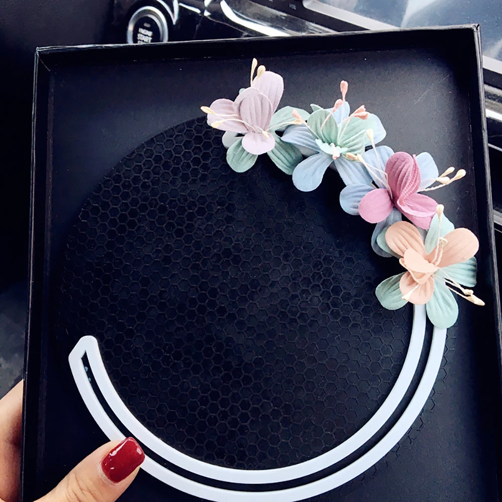 

Car Ornaments Cute Decoration 4pcs Flower PVC Magic Sticky Pad Automobiles Interior Anti-Slip Mat Cushion For Phone Auto Doll