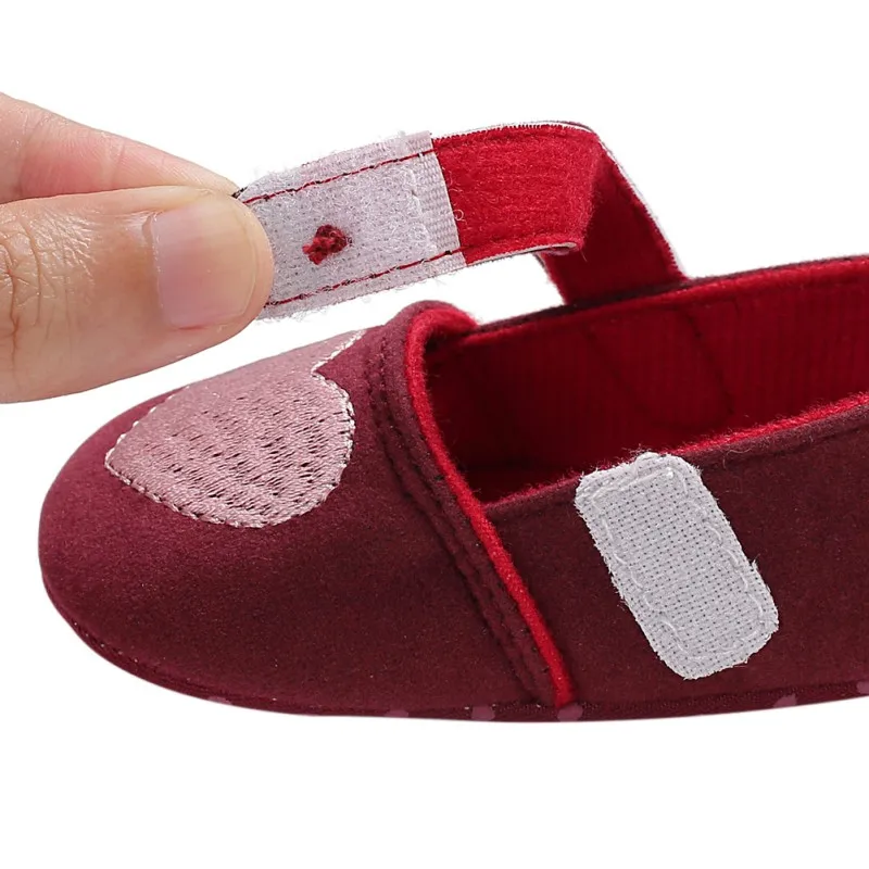 2 стиля принцессы обувь для девочек Детская кроватка Bebe Одежда для новорожденных с рисунком в виде сердца для печати/пайетками бант, мягкая подошва, не скользящие ботинки для самых маленьких