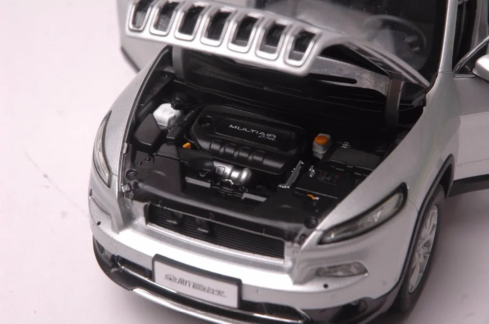 Details about  Jeep Cherokee car model in scale 118 silver 8
