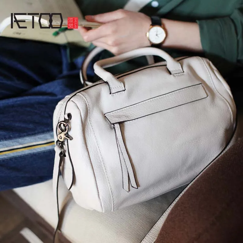 

2018 The first layer of soft leather handbag 2018 new white leather Boston handbags casual art shoulder diagonal package
