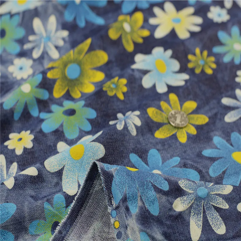 Растягивающаяся синяя джинсовая ткань с принтом цветов 50*140 см для