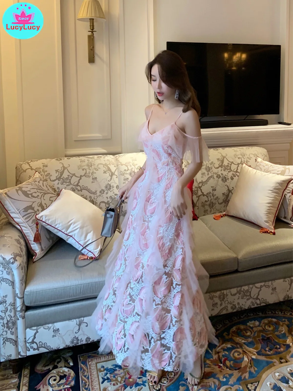 

2019 new summer Korean mesh embroidery three-dimensional flower stitching mesh strap dress V-Neck Spaghetti Strap