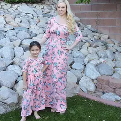 2018 модные платья для мамы и дочки платье с цветочным принтом одинаковые комплекты для семьи с короткими рукавами длинное платье для мамы и