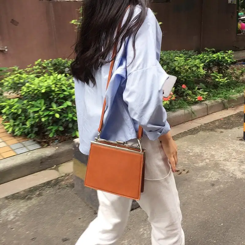 

2018 summer new Messenger bag retro simple Korean temperament triangle square wild lock shoulder bag female tide.