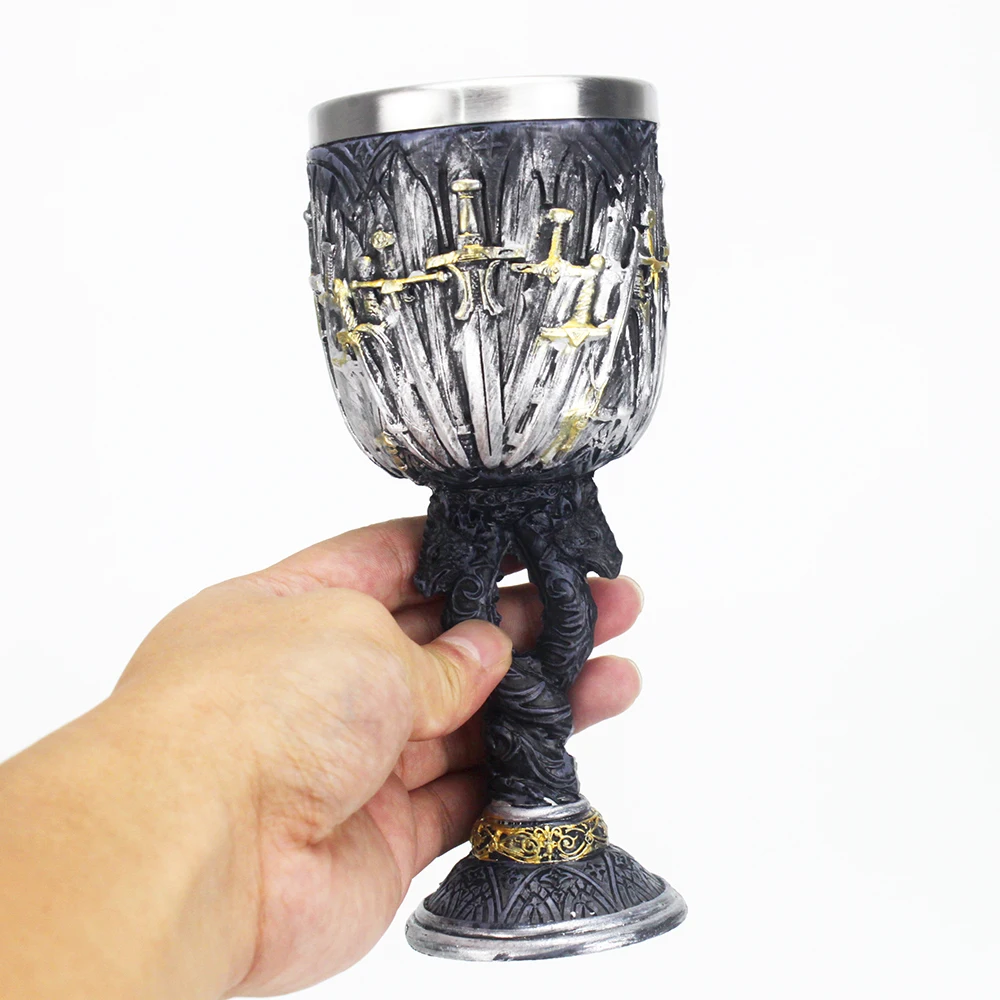 меч и чаша. кубок со шпагами. кубок с мечом. кубки мечи. кубок со шпагами.