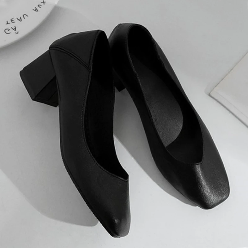 

2018 new high heels retro square black casual high-heeled shoes.