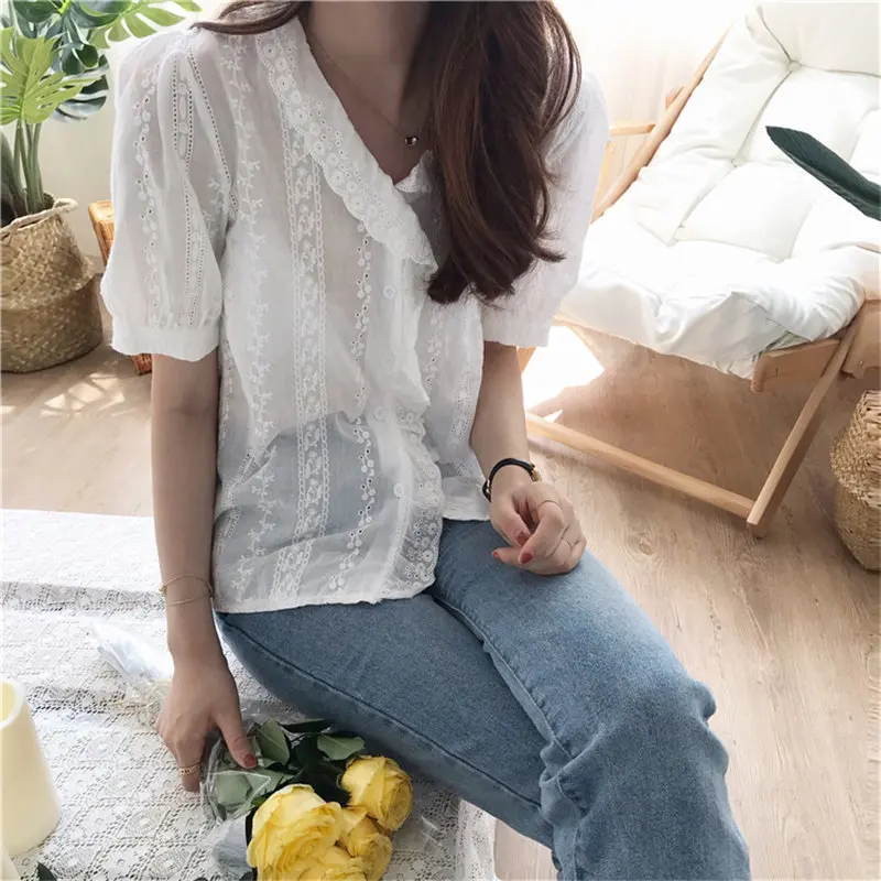

Alien Kitty Hollow Out Hook Flowers Fresh Summer Casual Female Sweet 2019 Loose V-Neck Simple Lace Fashion White Short Shirt