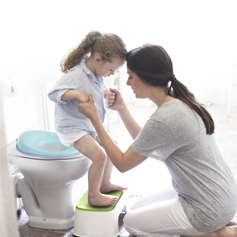 Potty Training Seat for Boys and Girls, Fits Round & Oval Toilets, Non-Slip with Splash Guard, Includes Free Storage Hook