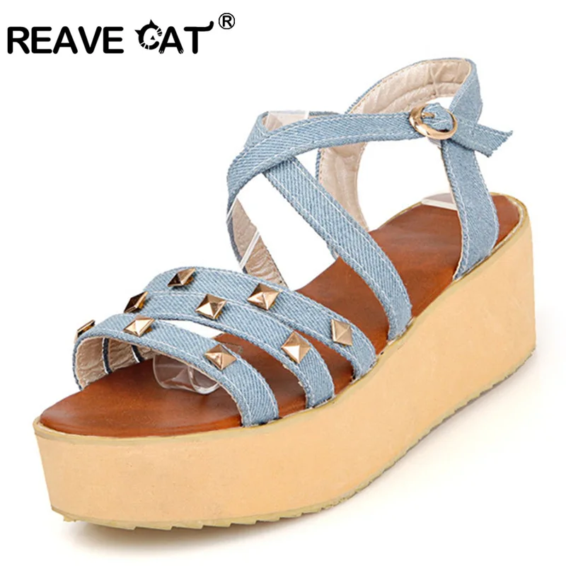 Reave Cat/Заклёпки весна лето Sapatos femininos Для женщин обувь Сандалии для девочек на высокой платформе на танкетке модная повседневная обувь на платформе ql4685