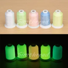 O brilho no poliéster 500m * 5 do fio luminated do filamento escuro da linha da máquina do bordado de costura, 150d/2 lavável recicla eco-amigável
