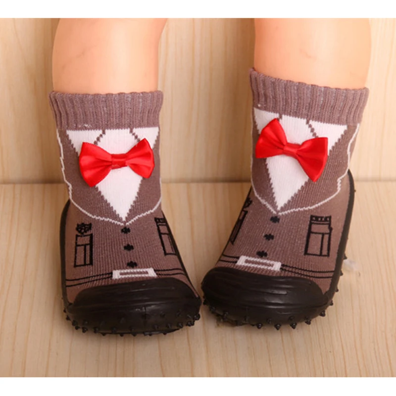 Брендовая обувь для маленьких девочек и мальчиков; мокасины для новорожденных; attipas того же дизайна; нескользящая обувь; дышащие детские носки; DS19