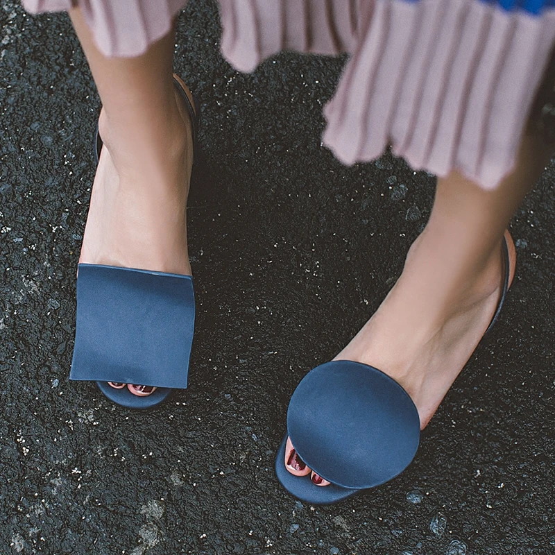 Модные женские босоножки с геометрическим рисунком; женские босоножки с ремешком на пятке; темно-синие босоножки на толстом каблуке; женская обувь; SWC0228