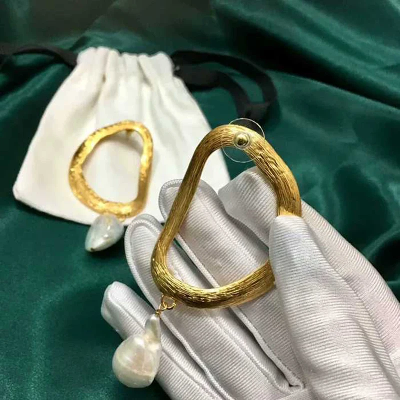 Amorita бутик Асимметричные полые Дизайн жемчужные висячие серьги