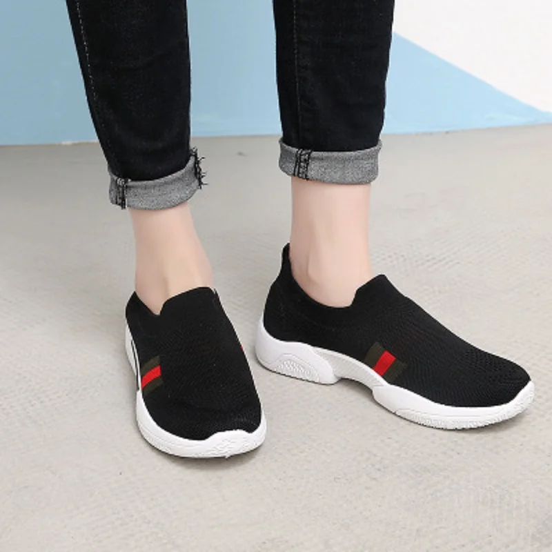 

2019 spring new women's sports shoes flying woven mesh breathable lightweight large size one pedal sports shoes