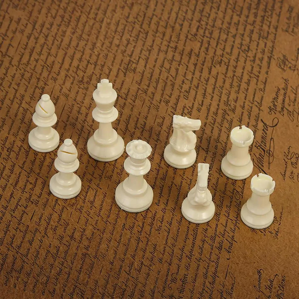 32 Pieces Plastic Complete Chessmen International World Chess CO