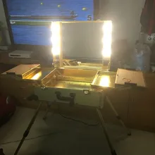 Как профессиональный чехол-органайзер для студийного макияжа с телескопической ручкой, подсветкой и зеркалом