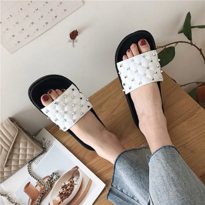 

New Summer Women's Slippers Sandals Rivets Beach Flat Fashion Designer Slides Outdoor House Platform Skid Women's Brand Shoes