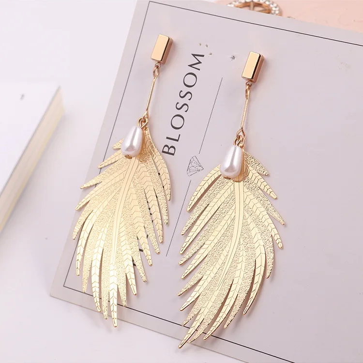 

Jewelry manufacturers sell popular retro Euro-American leaf feathers imitating pearl temperament women's Earrings trendy