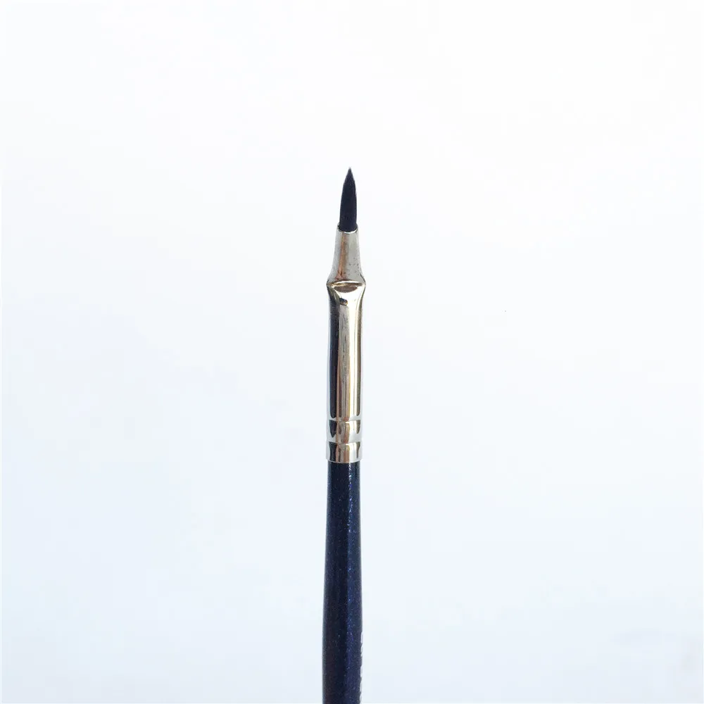 La Beaute 122 Bent Liner Brush _ 4