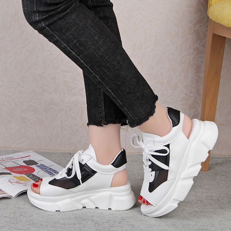 زعيم تظهر النساء الصنادل 2019 الأزياء SummerCasual شبكة تنفس أحذية النساء الصنادل مريحة منصة الدانتيل يصل Sandalias زعيم تظهر النساء الصنادل 2019 الأزياء SummerCasual شبكة تنفس أحذية النساء الصنادل مريحة منصة الدانتيل يصل Sandalias