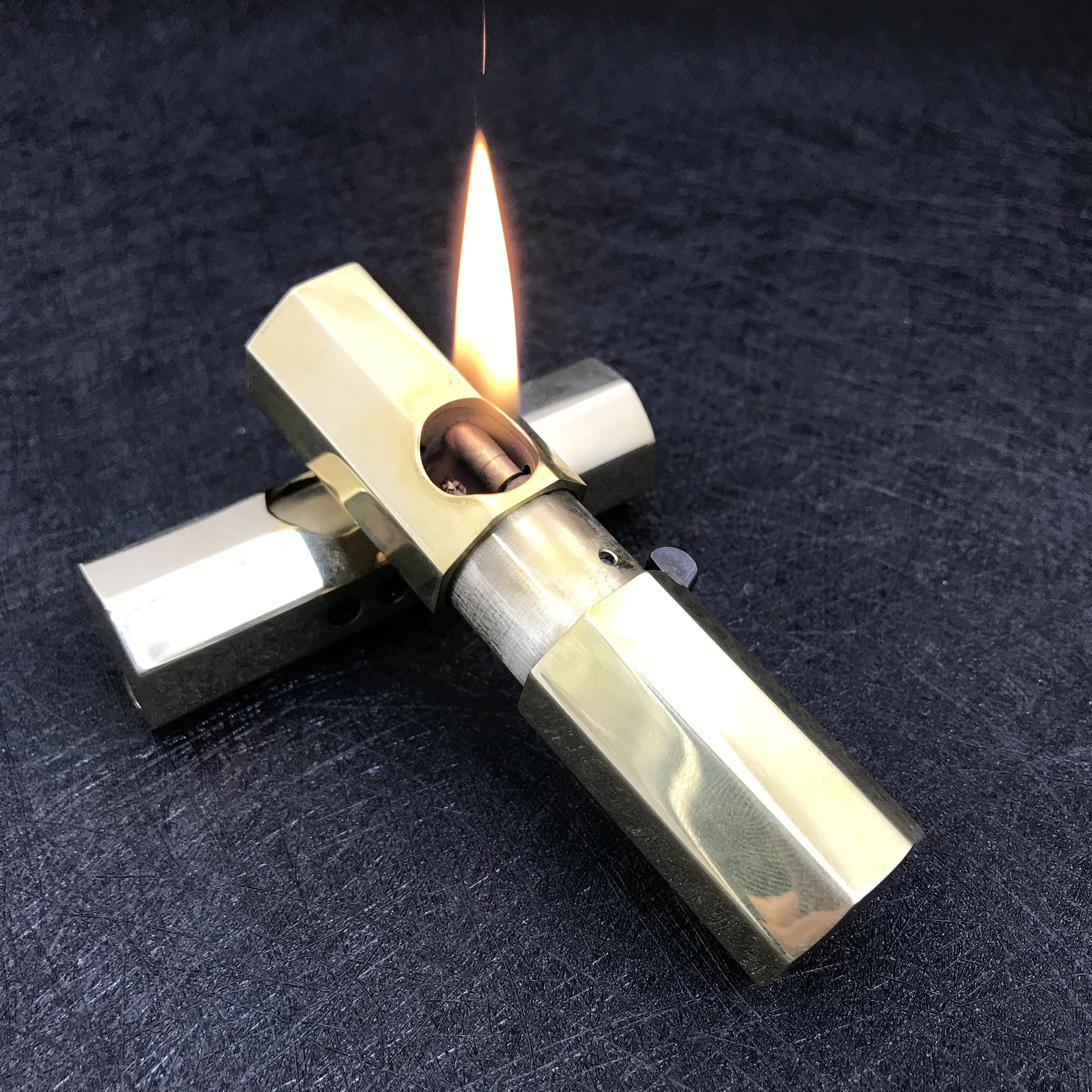 

Vintage brass kerosene lighter, automatic ejection ignition, 190g 86*24mm