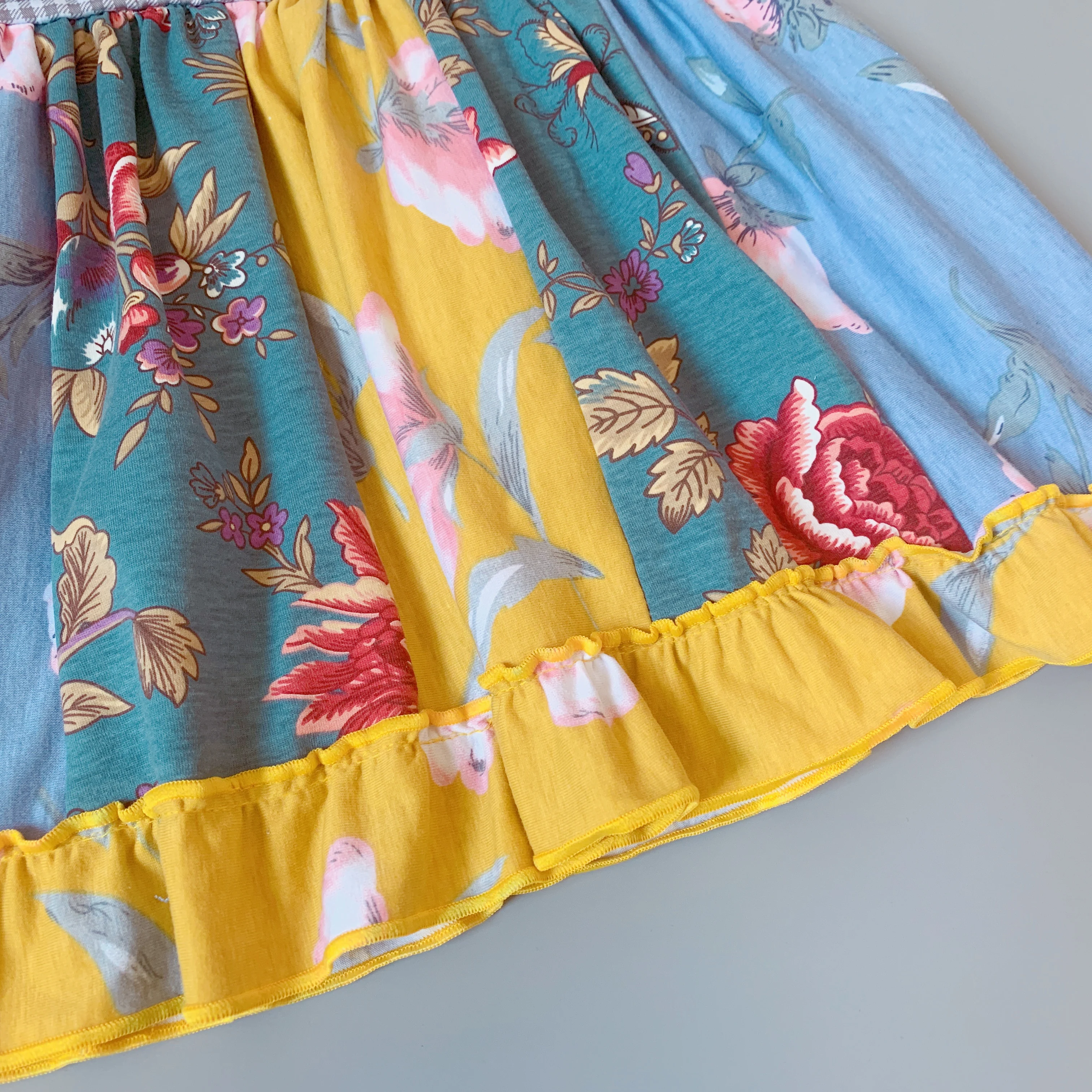 Летние топы синего цвета для маленьких девочек; милое платье с цветочной мозаикой; цветная майка; платья с желтой пуговицей