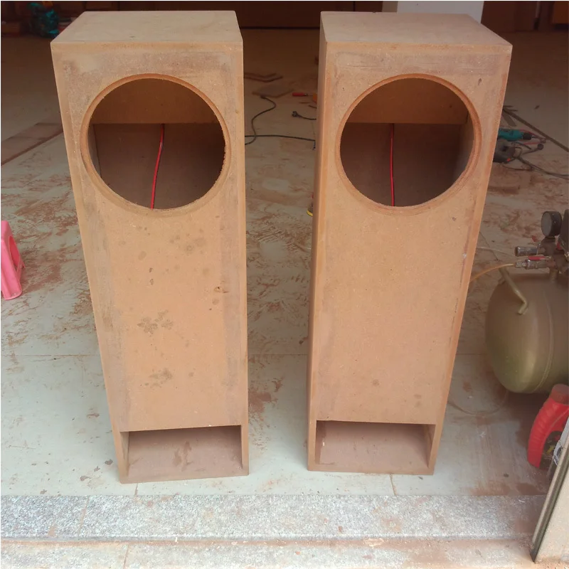 Speaker lantai kosong labirin kotak