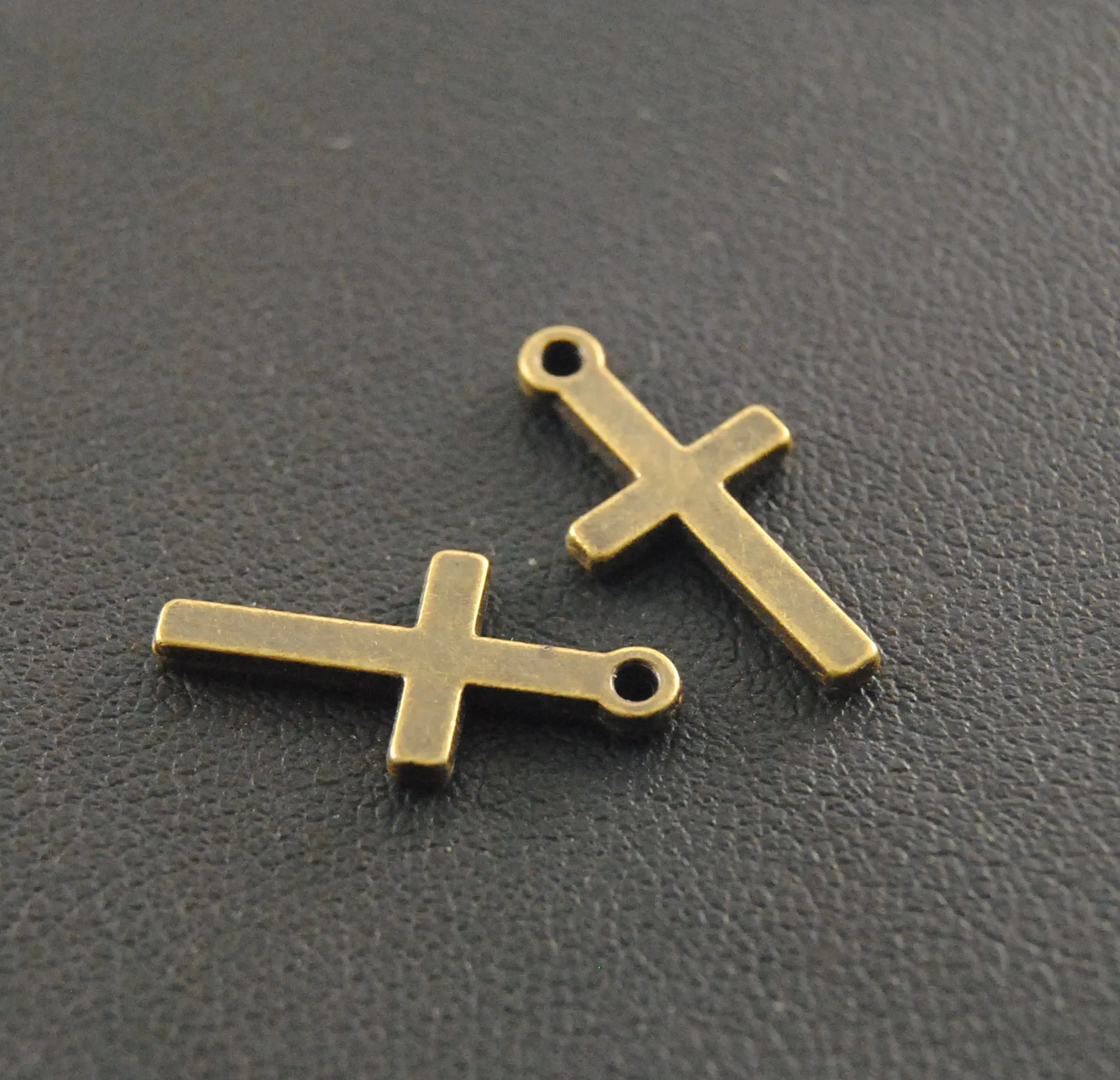 Крестиком мини. Коестик маленький серебрянный. Мини креста. Золотой крестик с бирюзой. Мини креста.